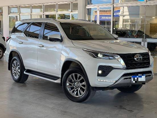 TOYOTA HILUX SW4 2.8 D-4D TURBO DIESEL SRX 7L 4X4 AUTOMÁTICO